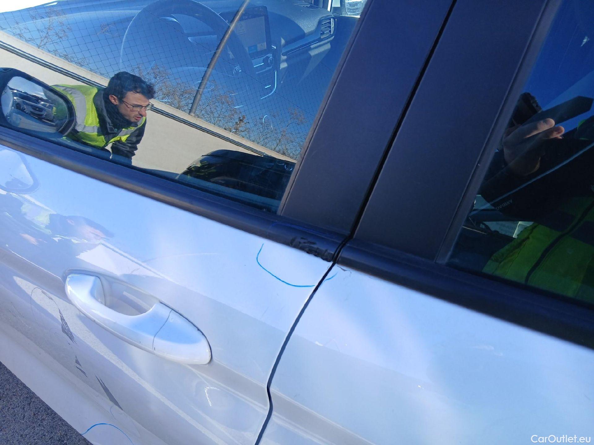  Ford  Fiesta FORD  / 2017 / 5P / berlina con portón 1.5 TDCI 63kW Trend+ 5p (AC) #19