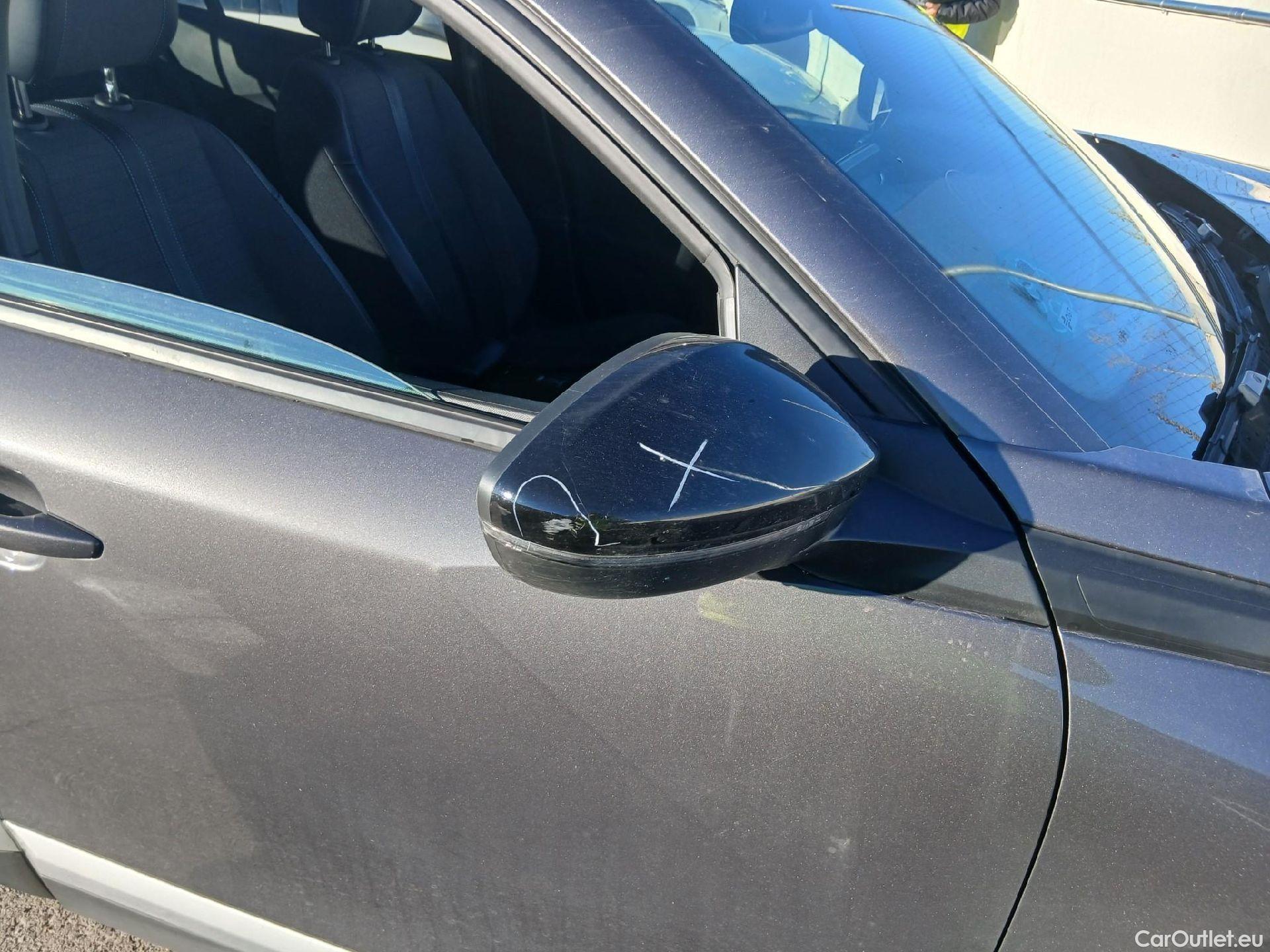  Peugeot  2008 PEUGEOT  / 2019 / 5P / todoterreno Allure Pack Puretech 130 S&S EAT8 (CM2) #25