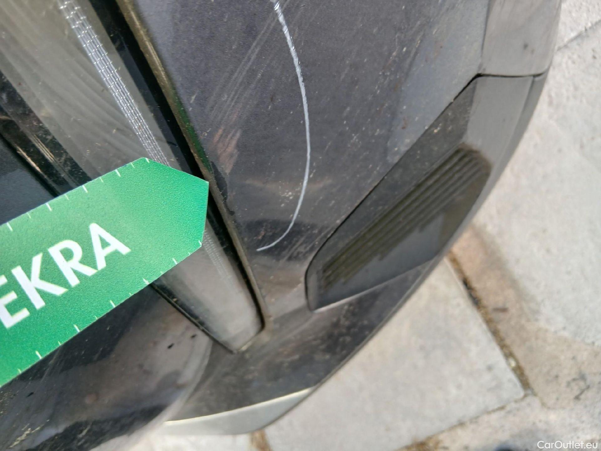  Peugeot  2008 PEUGEOT  / 2019 / 5P / todoterreno Allure Pack Puretech 130 S&S EAT8 (CM2) #9