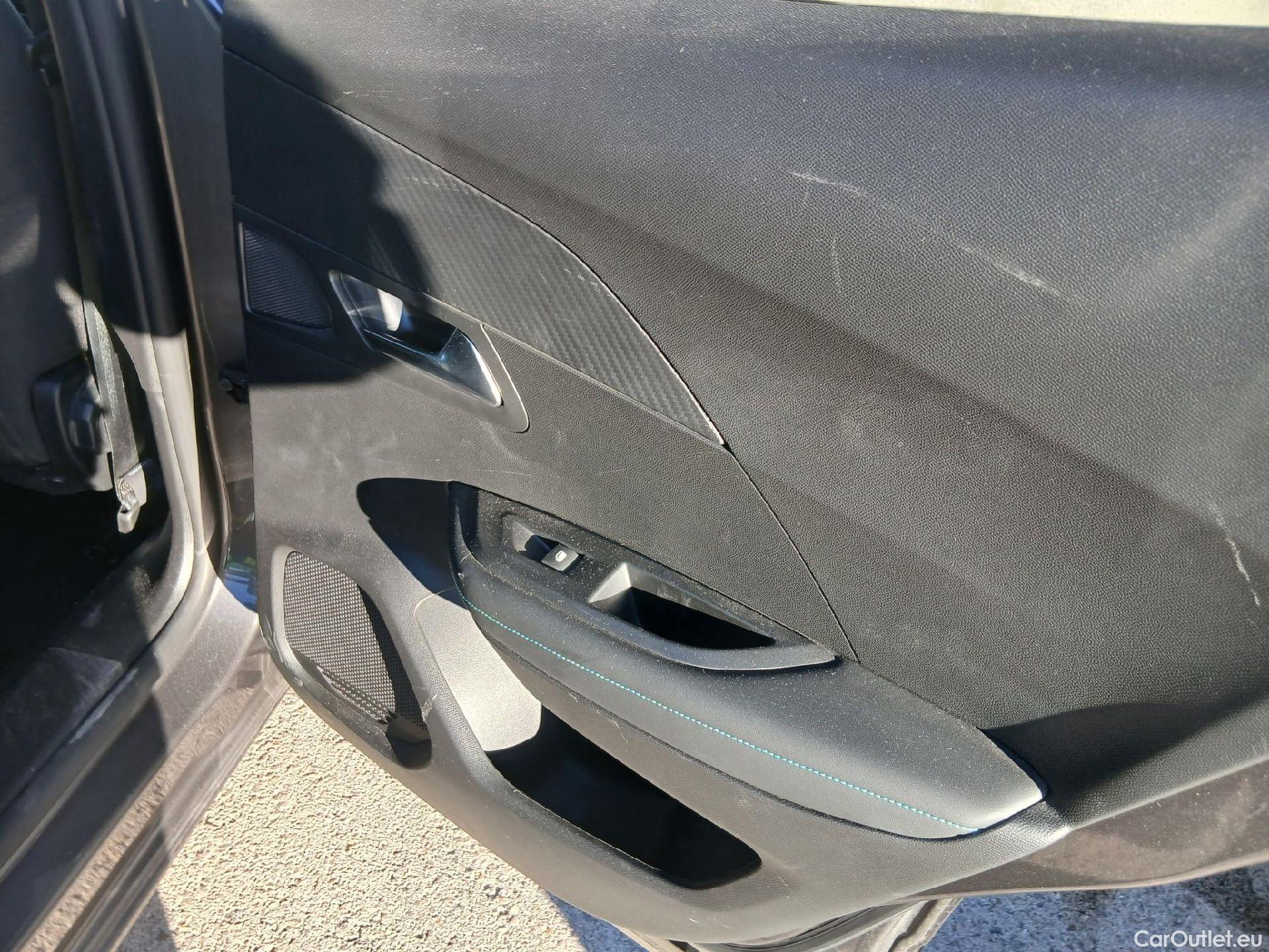  Peugeot  2008 PEUGEOT  / 2019 / 5P / todoterreno Allure Pack Puretech 130 S&S EAT8 (CM2) #5