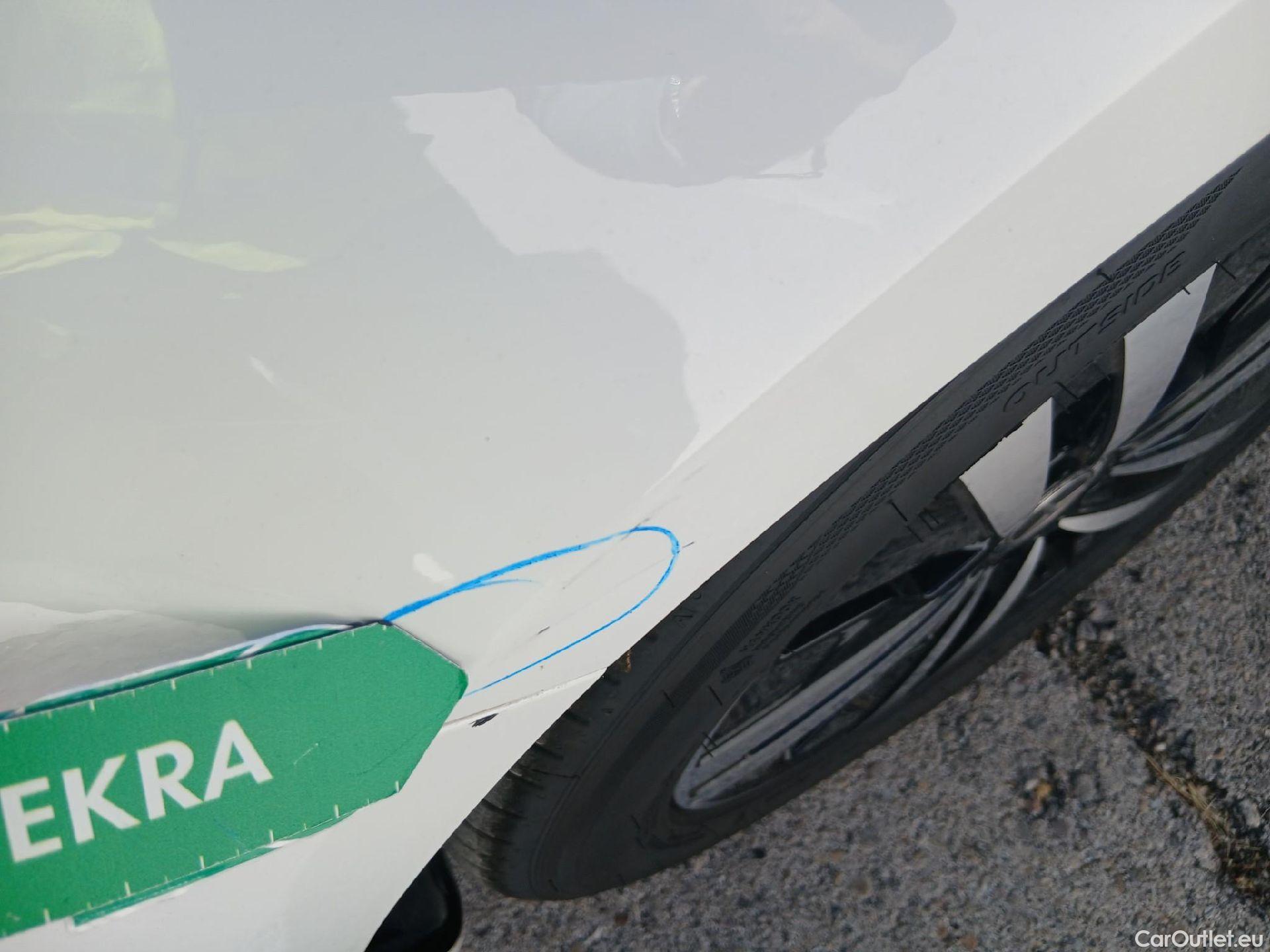  Mercedes  A-Klasse MERCEDES-BENZ Clase A / 2018 / 5P / berlina con portón A 180 #16