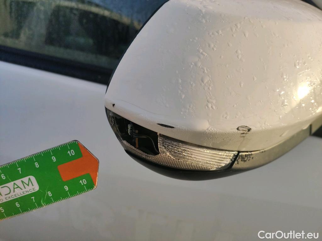  Toyota  Yaris TOYOTA  / 2020 / 5P / berlina con portón 1.5 120H Business Plus #12