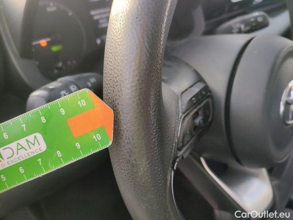  Toyota  Yaris TOYOTA  / 2020 / 5P / berlina con portón 1.5 120H Business Plus #32