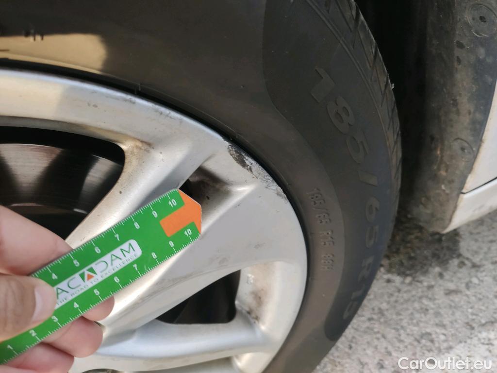  Toyota  Yaris TOYOTA  / 2020 / 5P / berlina con portón 1.5 120H Business Plus #14