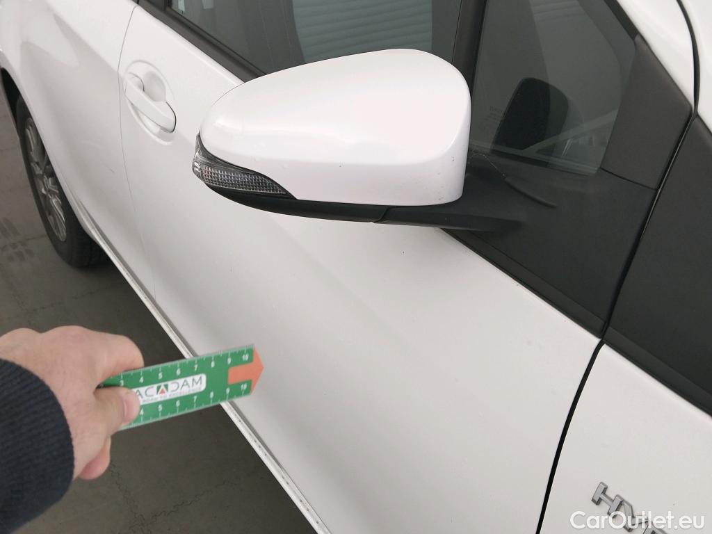  Toyota  Yaris TOYOTA  / 2017 / 5P / berlina con portón 1.5 100H Active #10