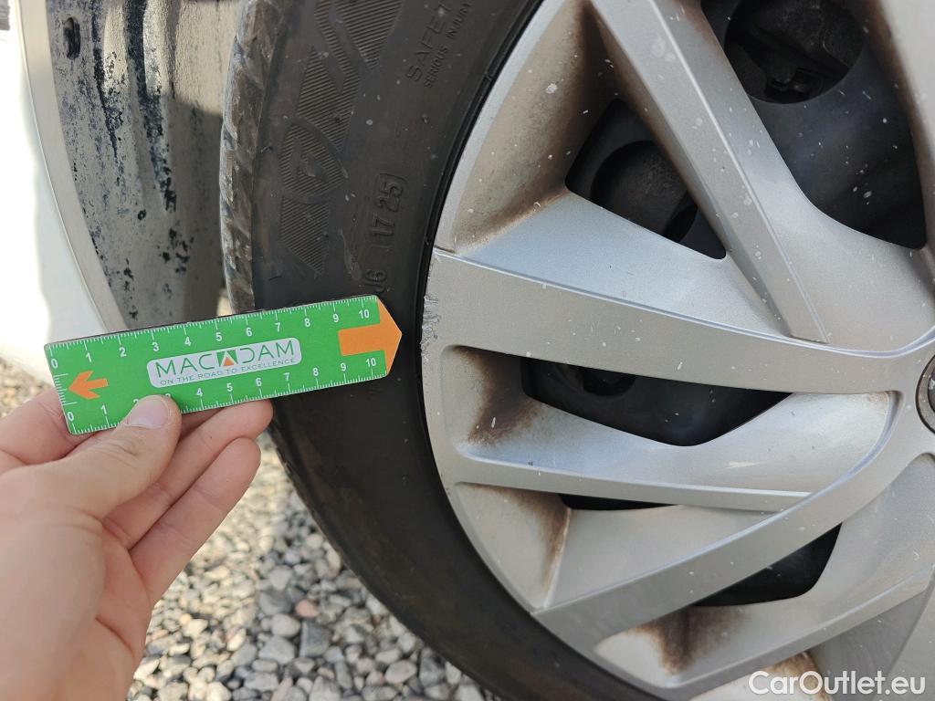  Peugeot  308 PEUGEOT  / 2017 / 5P / berlina con portón 5p Active BlueHDi 130 S&S #48