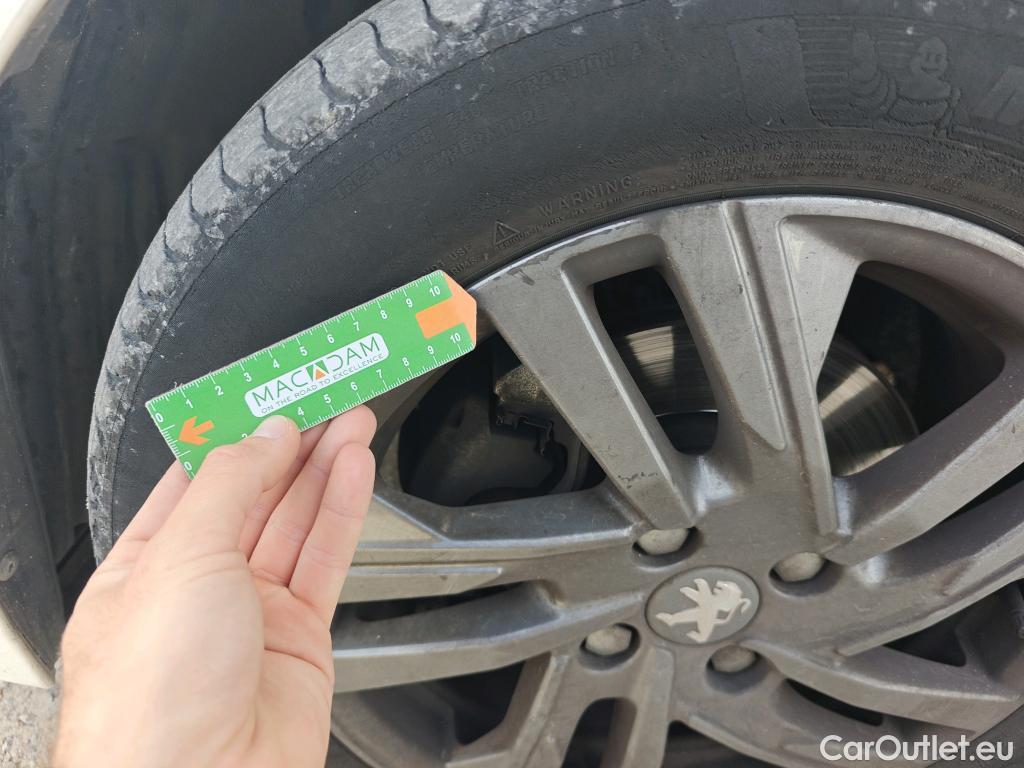  Peugeot  208 PEUGEOT  / 2019 / 5P / berlina con portón BlueHDi 73kW (100CV) Active Pack (AC) #38