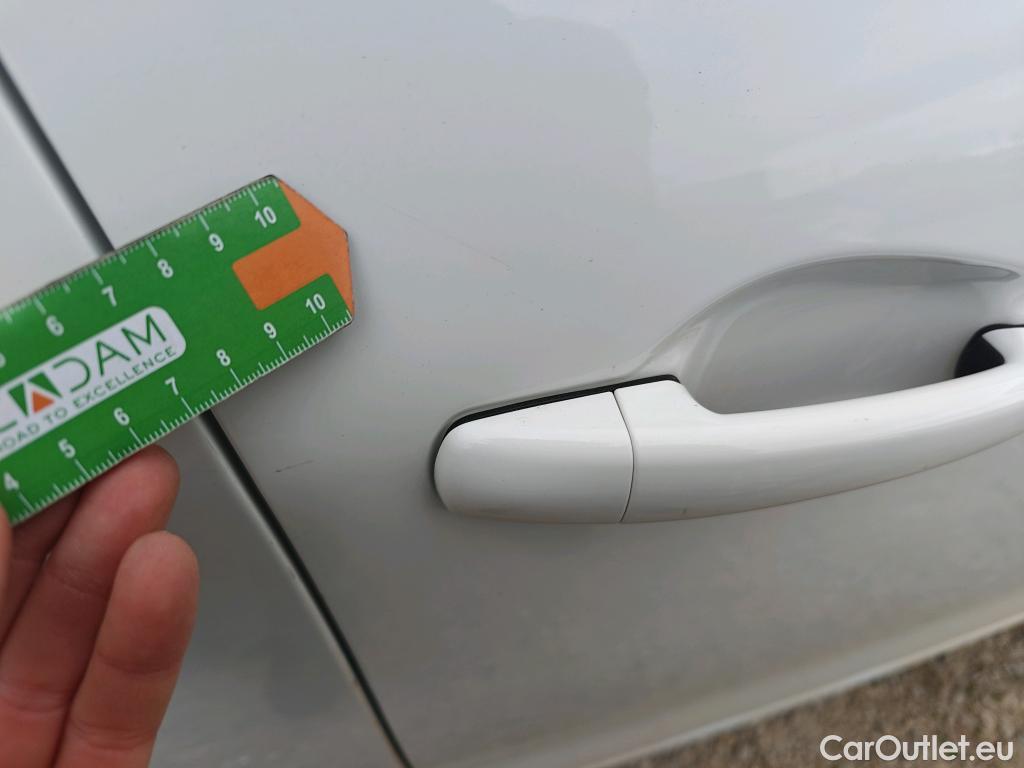  Peugeot  208 PEUGEOT  / 2015 / 5P / berlina con portón 5P Signature 1.2L PureTech 81KW (110CV) #27