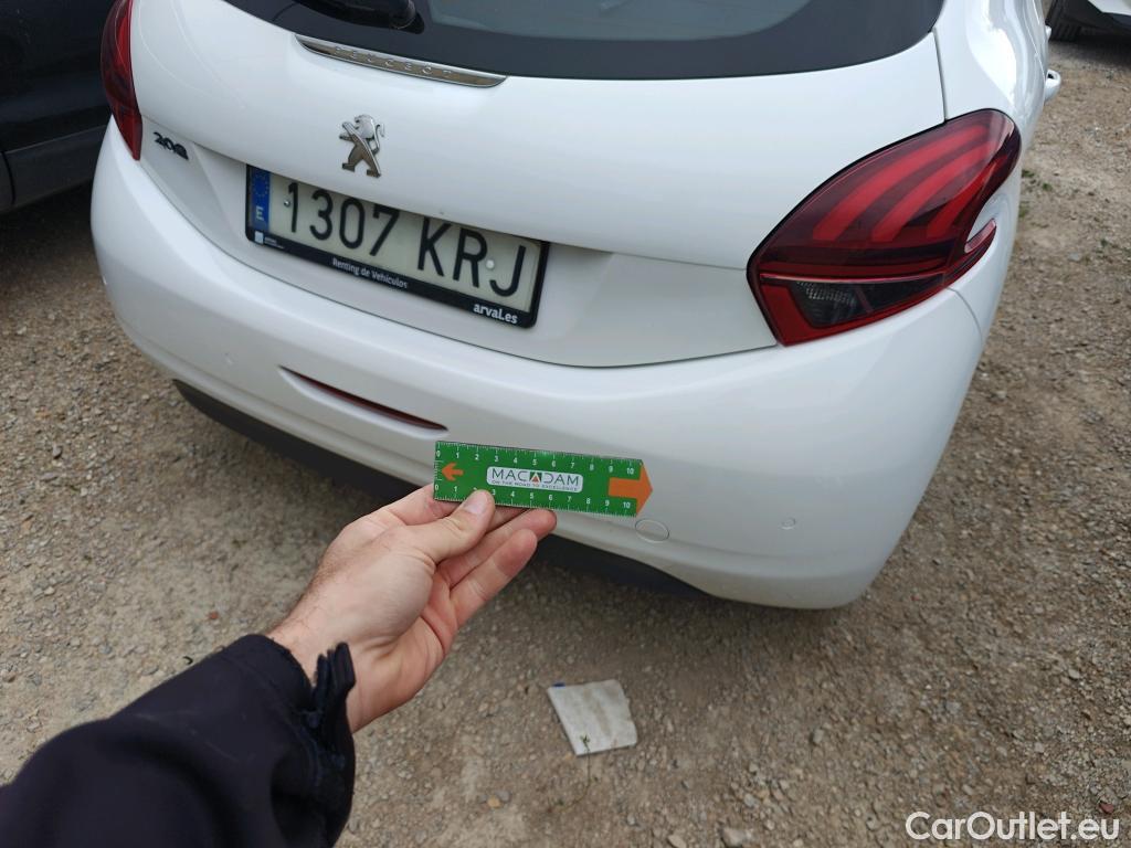  Peugeot  208 PEUGEOT  / 2015 / 5P / berlina con portón 5P Signature 1.2L PureTech 81KW (110CV) #32