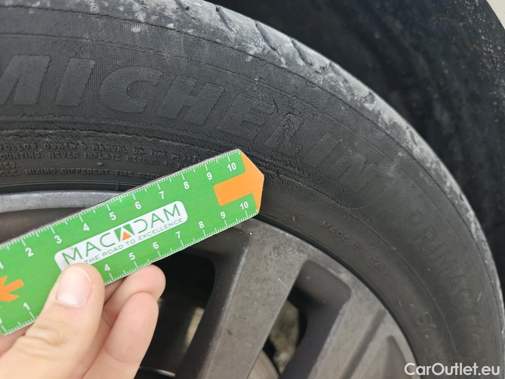  Peugeot  208 PEUGEOT  / 2019 / 5P / berlina con portón BlueHDi 73kW (100CV) Active Pack (AC) #21