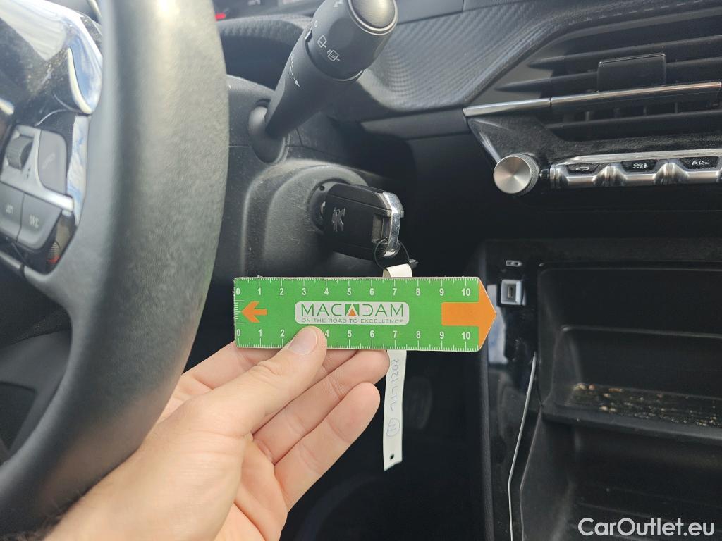  Peugeot  208 PEUGEOT  / 2019 / 5P / berlina con portón BlueHDi 73kW (100CV) Active Pack (AC) #2