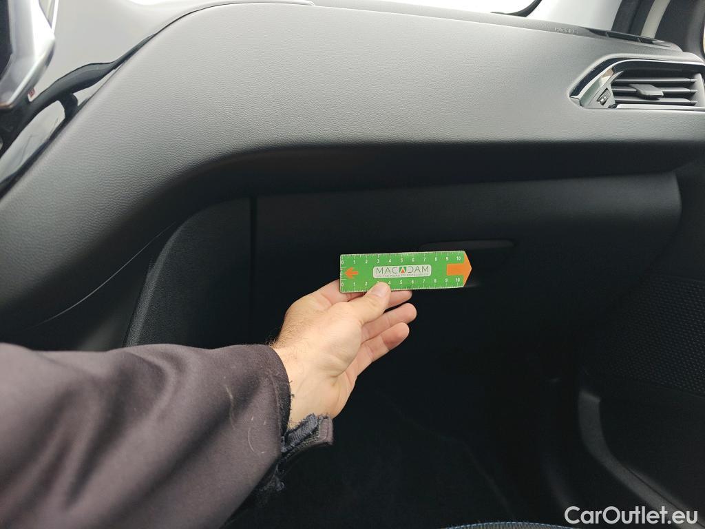  Peugeot  208 PEUGEOT  / 2015 / 5P / berlina con portón 5P Signature 1.2L PureTech 81KW (110CV) #18