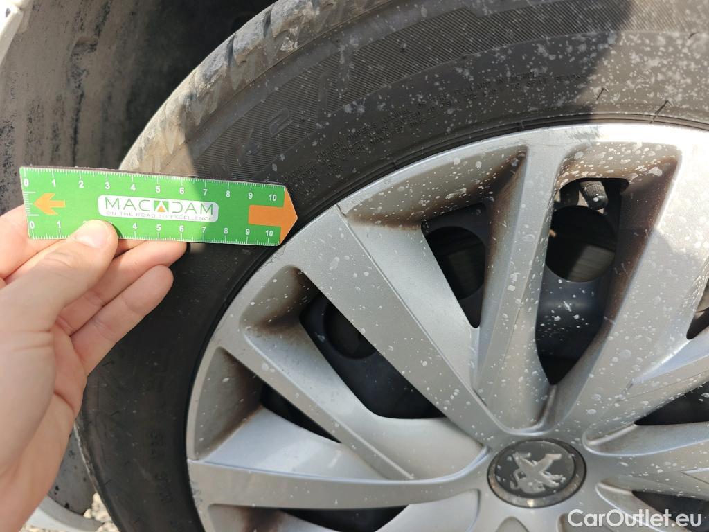  Peugeot  308 PEUGEOT  / 2017 / 5P / berlina con portón 5p Active BlueHDi 130 S&S #49