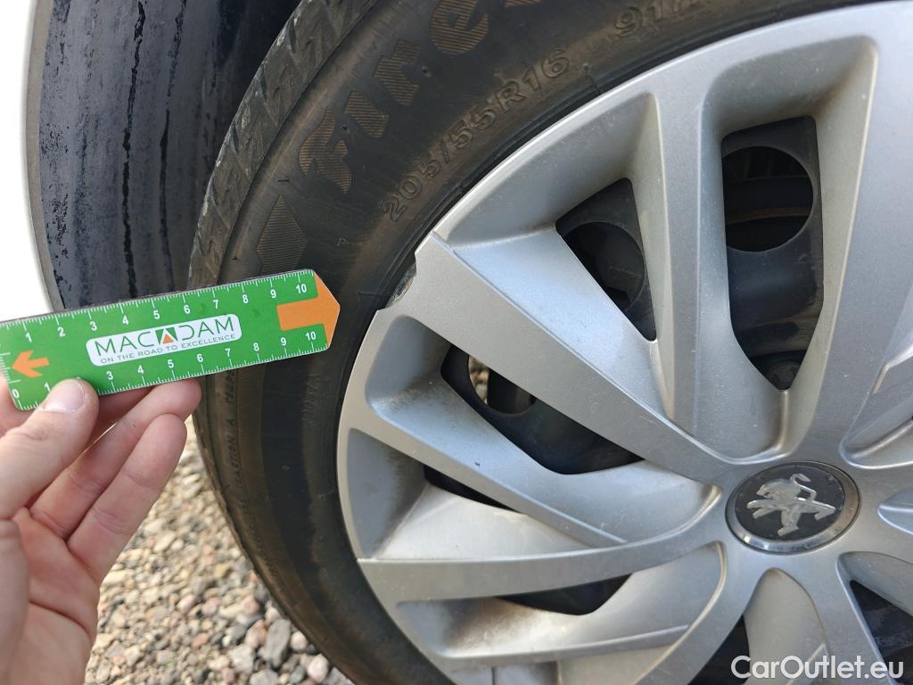  Peugeot  308 PEUGEOT  / 2017 / 5P / berlina con portón 5p Active BlueHDi 130 S&S #32