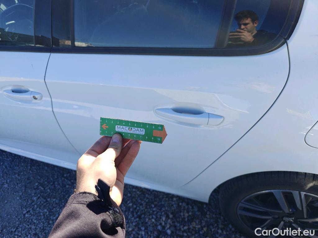  Peugeot  208 PEUGEOT  / 2019 / 5P / berlina con portón BlueHDi 73kW (100CV) Allure #24