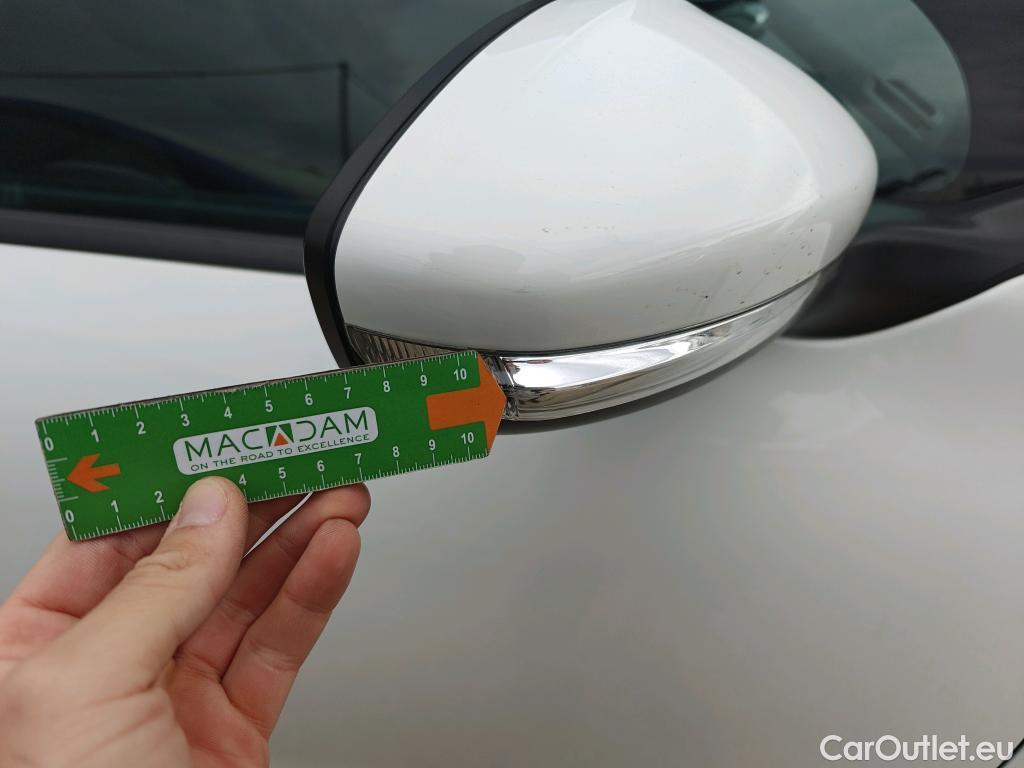  Peugeot  208 PEUGEOT  / 2015 / 5P / berlina con portón 5P Signature 1.2L PureTech 81KW (110CV) #29