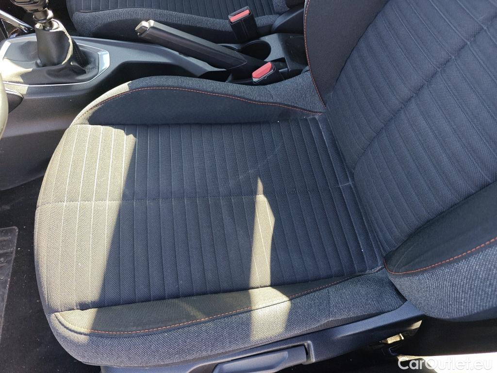  Peugeot  2008 PEUGEOT  / 2019 / 5P / todoterreno Active Puretech 100 S&S BVM6 #20