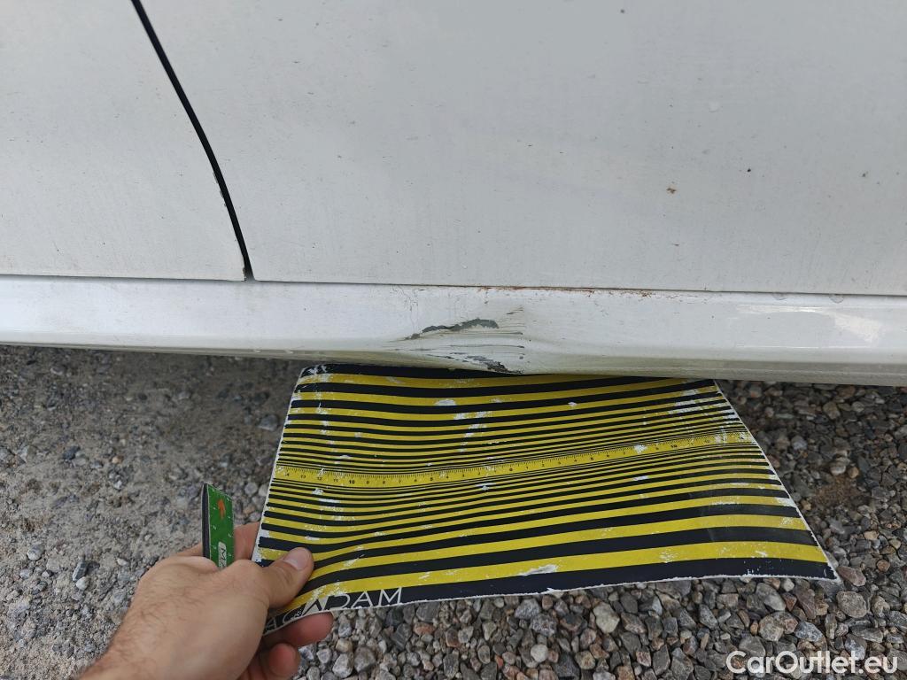  Peugeot  208 PEUGEOT  / 2019 / 5P / berlina con portón BlueHDi 73kW (100CV) Active Pack (AC) #4