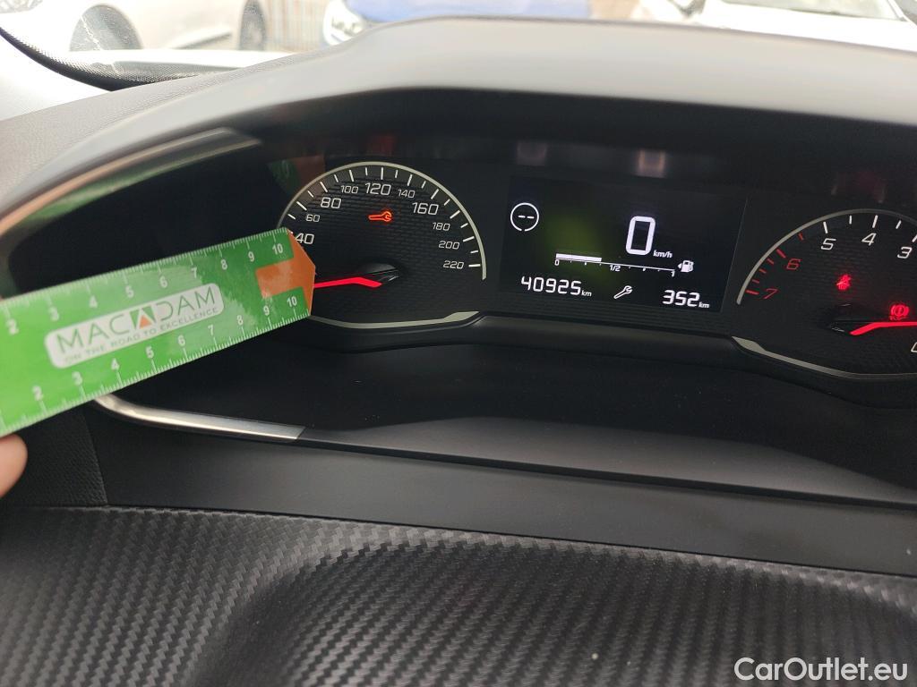  Peugeot  2008 PEUGEOT  / 2019 / 5P / todoterreno Active Puretech 100 S&S BVM6 #27