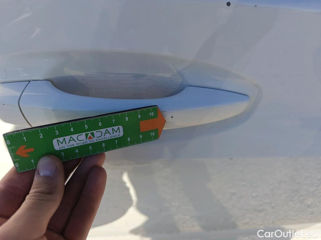  Peugeot  208 PEUGEOT  / 2019 / 5P / berlina con portón BlueHDi 73kW (100CV) Allure #63