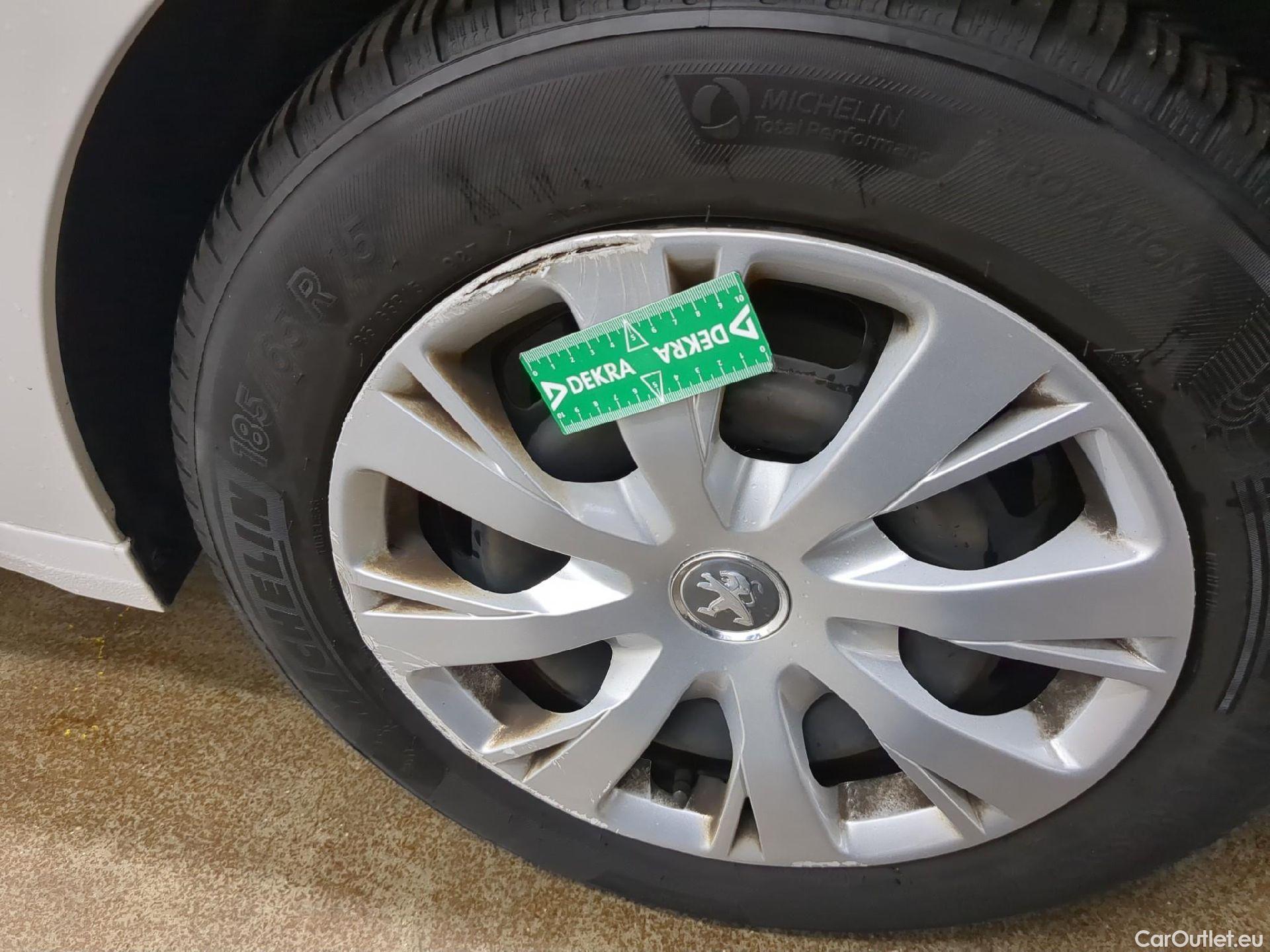  Peugeot  208  Affaire Premium Pack 1.6 HDi 75CV BVM5 E6 #1