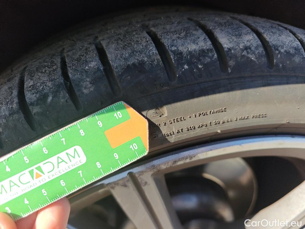  Bmw  Serie 3 BMW  / 2018 / 4P / sedán 320e #8