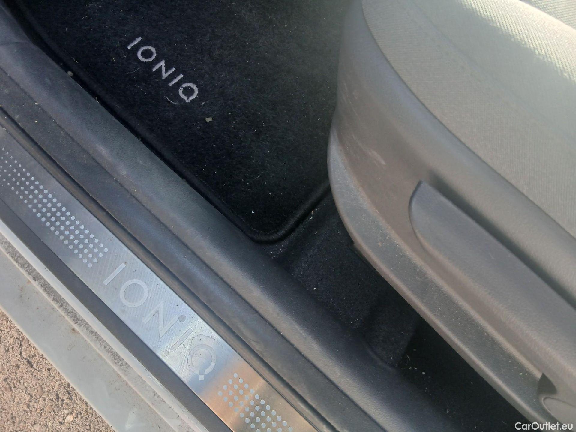  Hyundai   Ioniq HYUNDAI / 2019 / 5P / berlina con portón 1.6 GDI HEV Tecno DCT #1