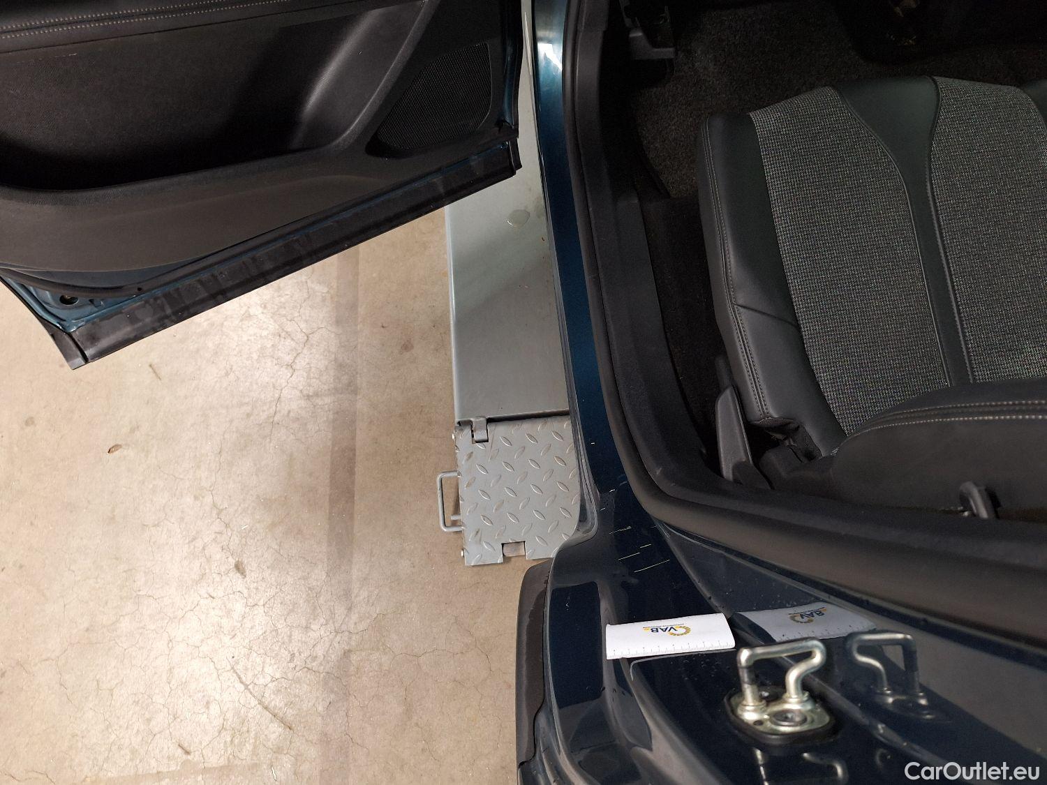  Peugeot  5008 Peugeot,  '16, Peugeot  1.5 BlueHDi 96kW S&S Allure 5d 7pl #60