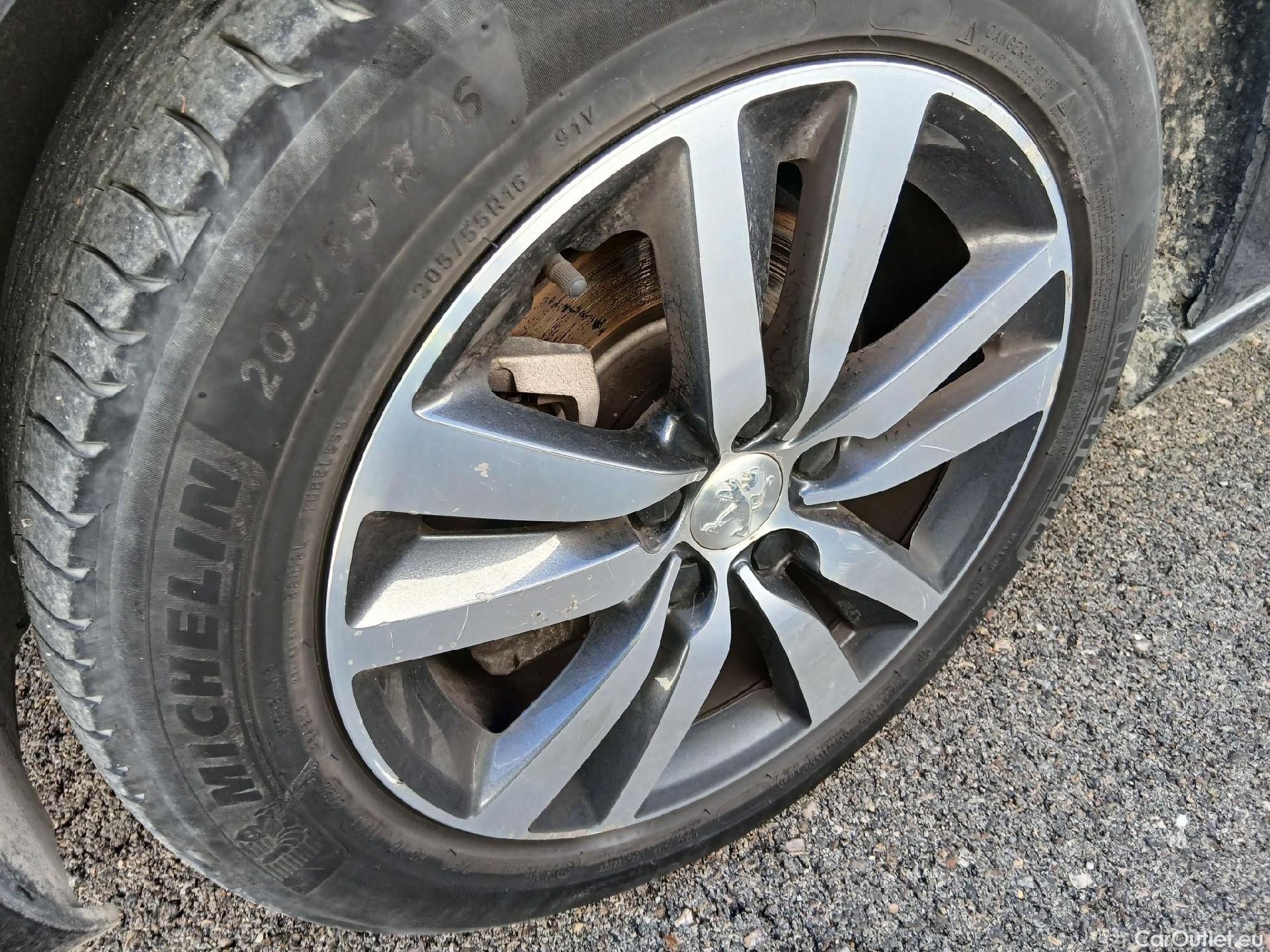  Peugeot  308 PEUGEOT  / 2017 / 5P / berlina con portón 5p Style BlueHDi 130 S&S #12