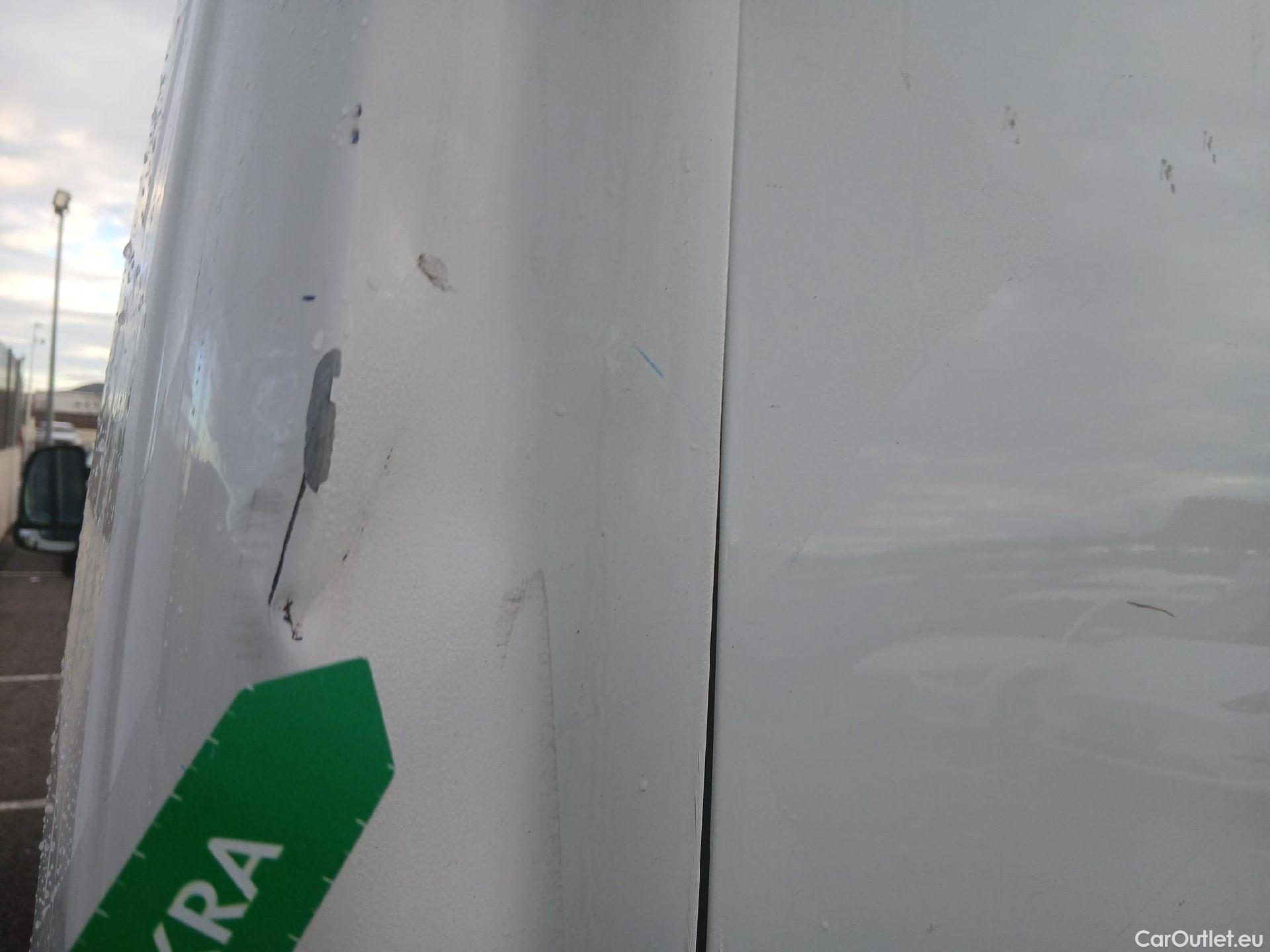  Peugeot  Boxer PEUGEOT  / 2014 / 4P / furgón 330 L1 H1 BHDI 88kW (120CV) S&S 6 Vel. M #39