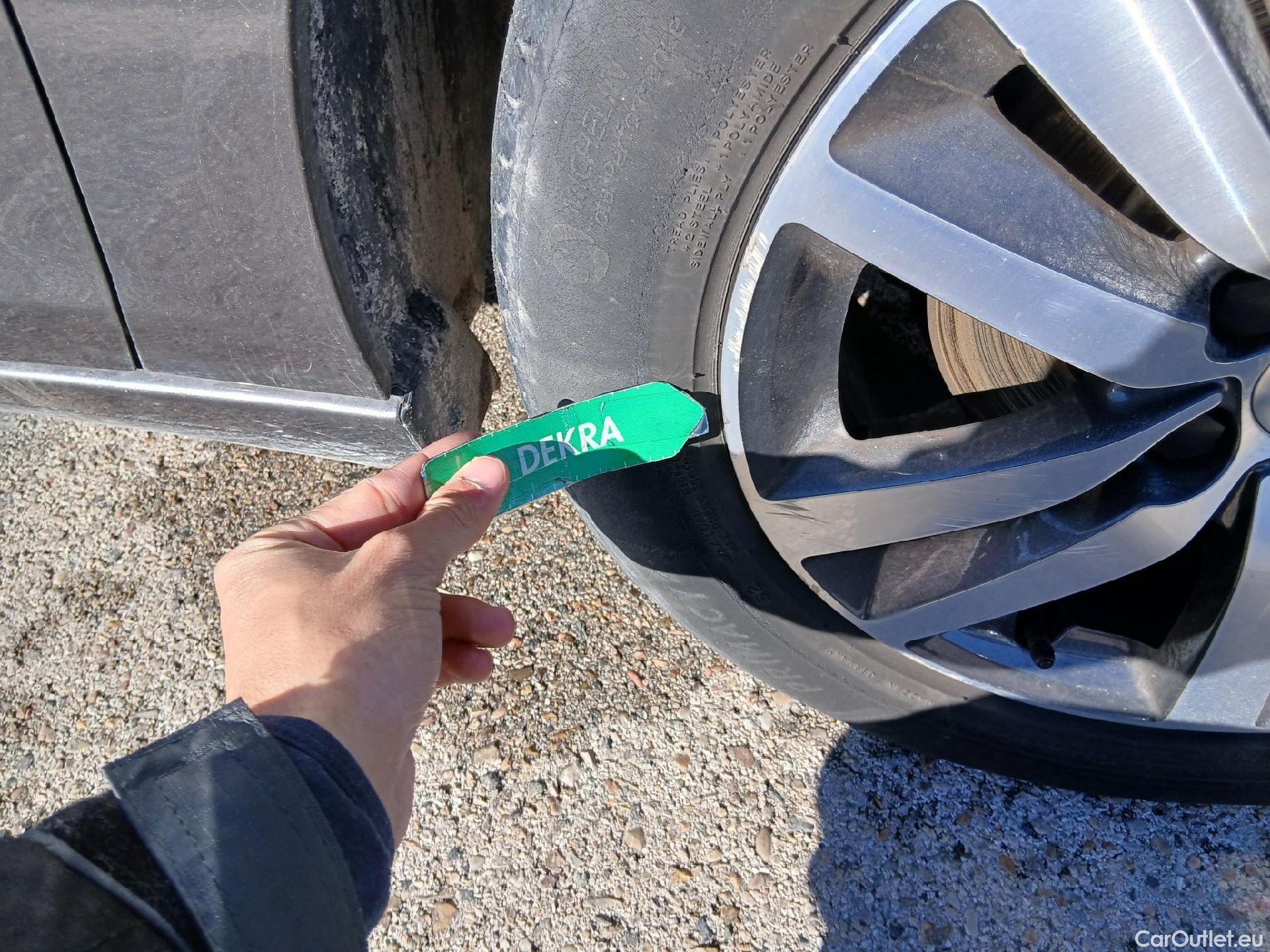  Peugeot  308 PEUGEOT  / 2017 / 5P / berlina con portón 5p Style BlueHDi 130 S&S #34