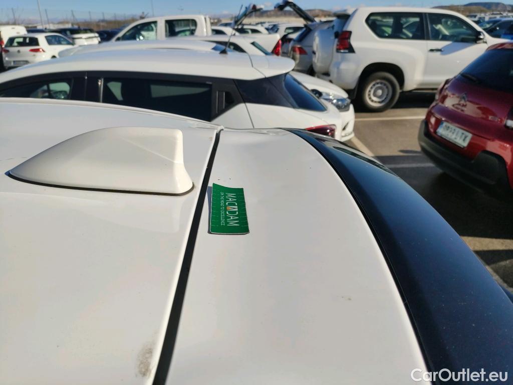  Toyota  Yaris TOYOTA  / 2020 / 5P / berlina con portón 1.5 120H Active Tech #16