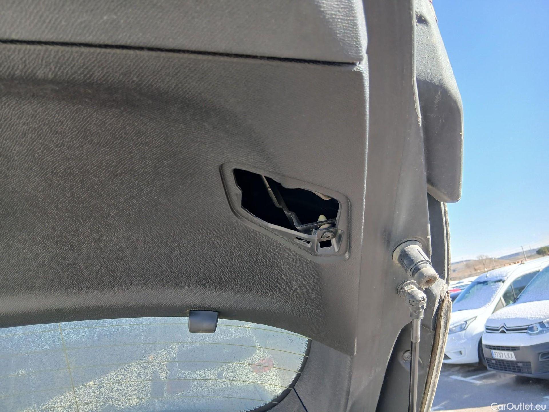  Peugeot  308 PEUGEOT  / 2017 / 5P / berlina con portón 5p Style BlueHDi 130 S&S #24