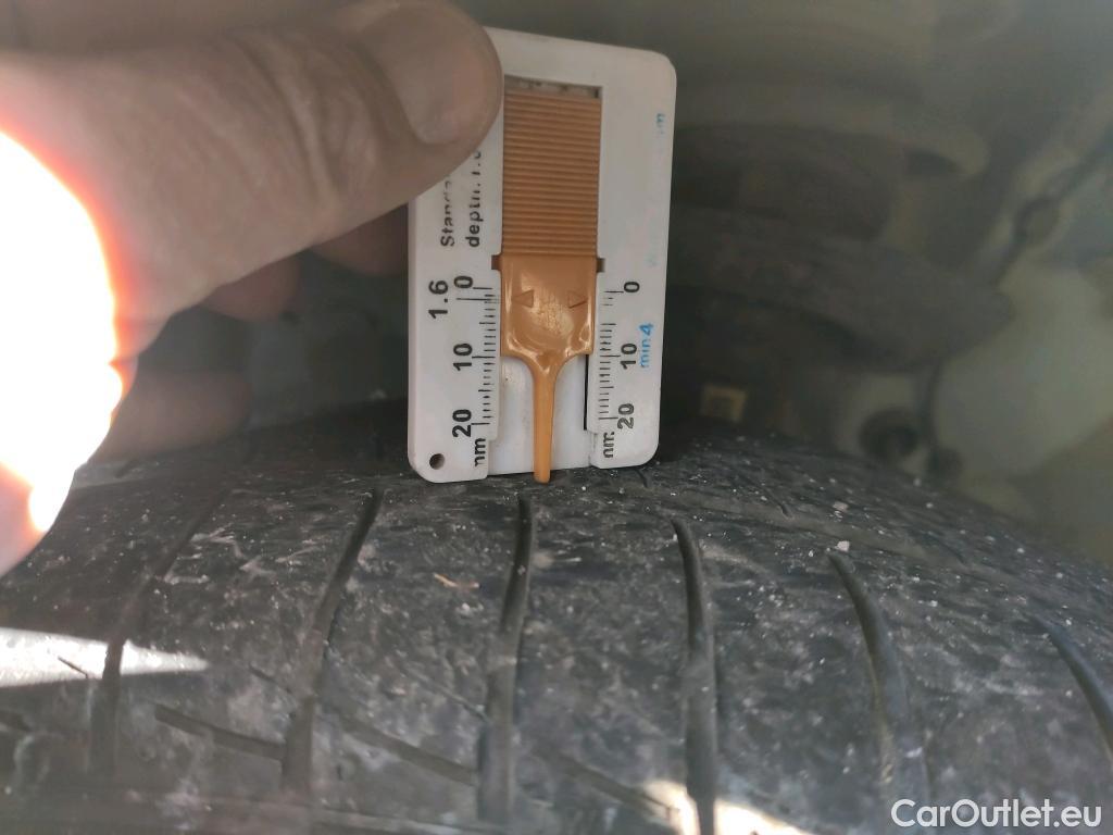  Toyota  Yaris TOYOTA  / 2020 / 5P / berlina con portón 1.5 120H Active Tech #8