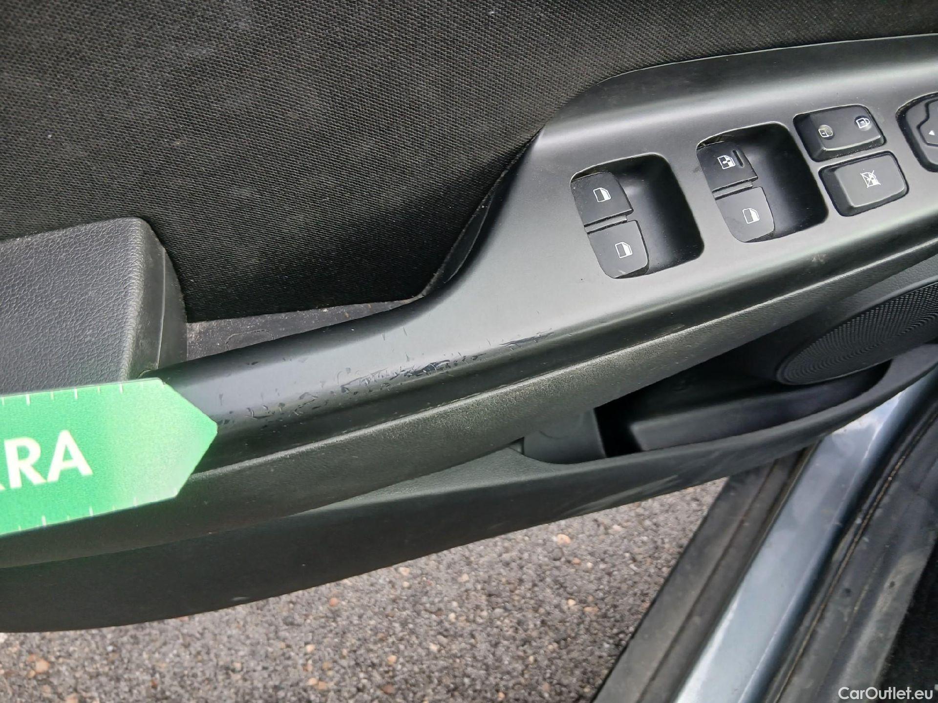  Hyundai  Konna HYUNDAI Kona / 2017 / 5P / todoterreno 1.6 GDI HEV Klass DCT #4