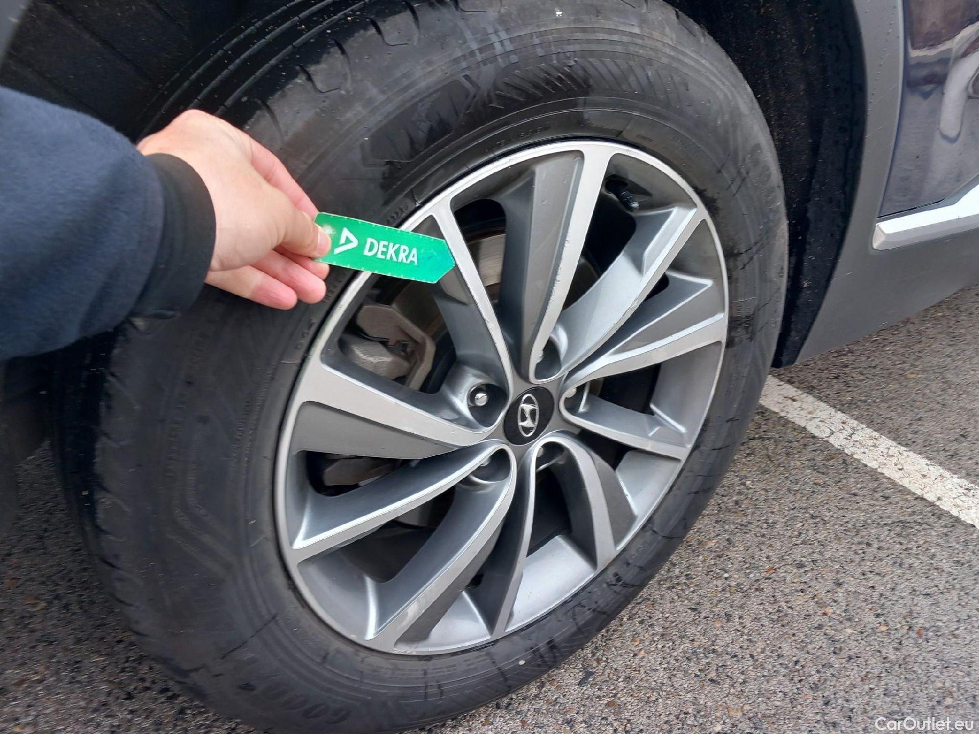  Hyundai  Santa Fe HYUNDAI  / 2018 / 5P / todoterreno 2.2 CRDi Tecno Auto 4x2 SR #25