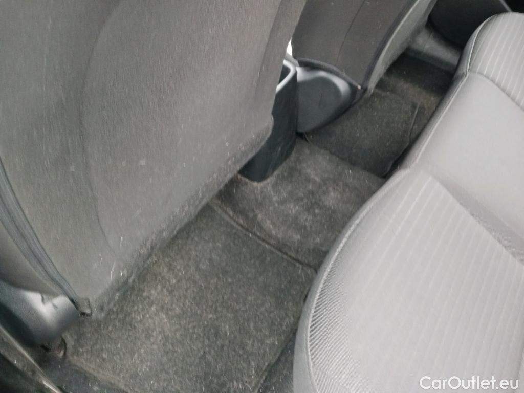  Hyundai  i20 HYUNDAI  / 2020 / 5P / berlina con portón 1.2 MPI SLX #8