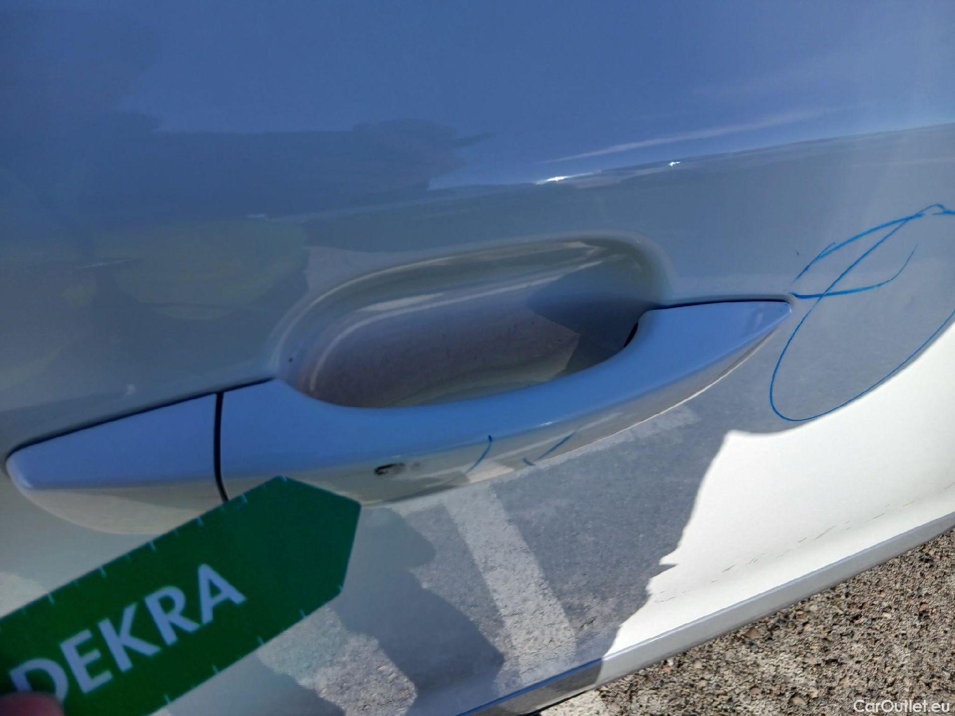  Peugeot  2008 PEUGEOT  / 2019 / 5P / todoterreno Allure BlueHDI 81kW (110CV) #25