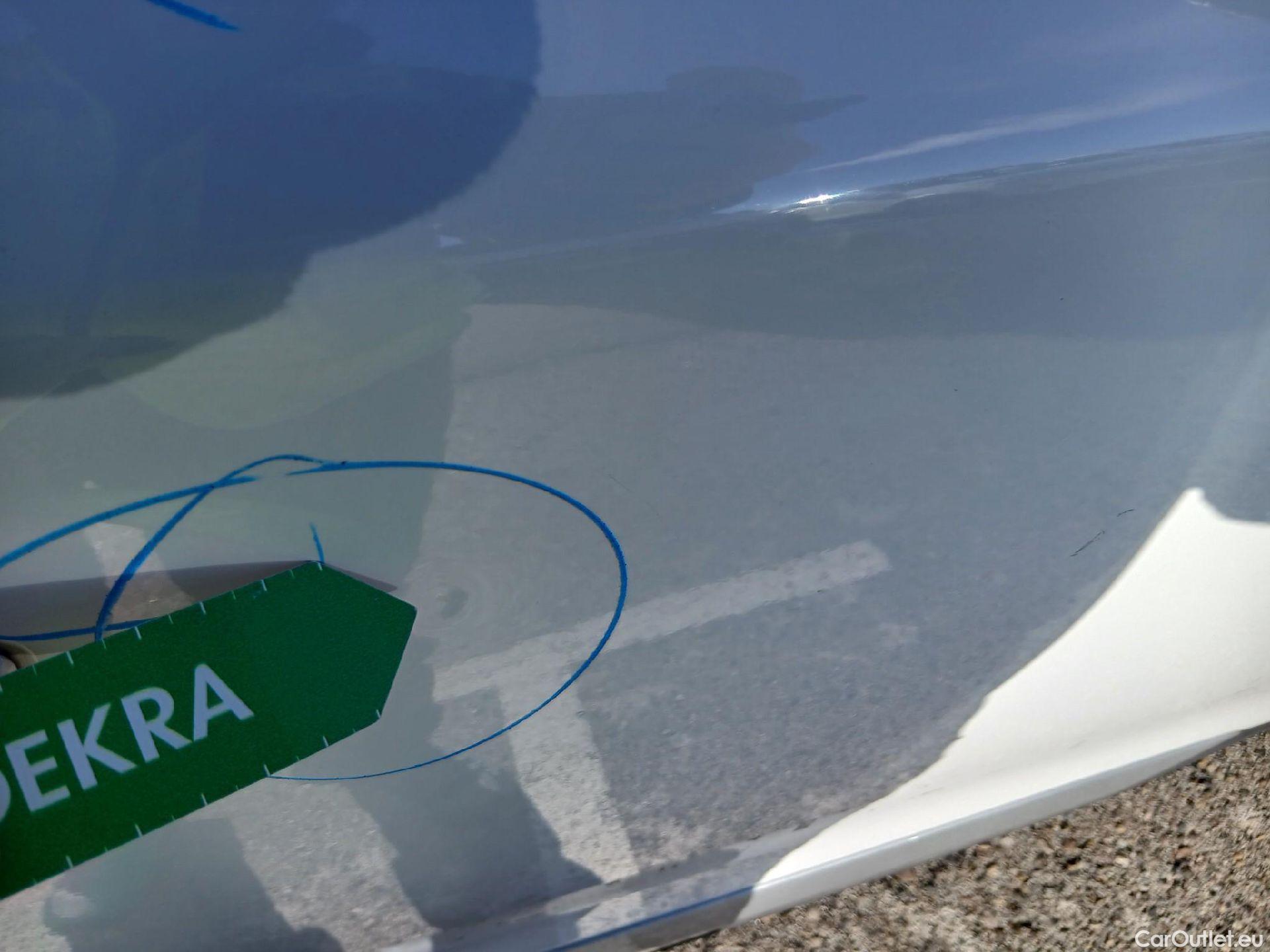  Peugeot  2008 PEUGEOT  / 2019 / 5P / todoterreno Allure BlueHDI 81kW (110CV) #24