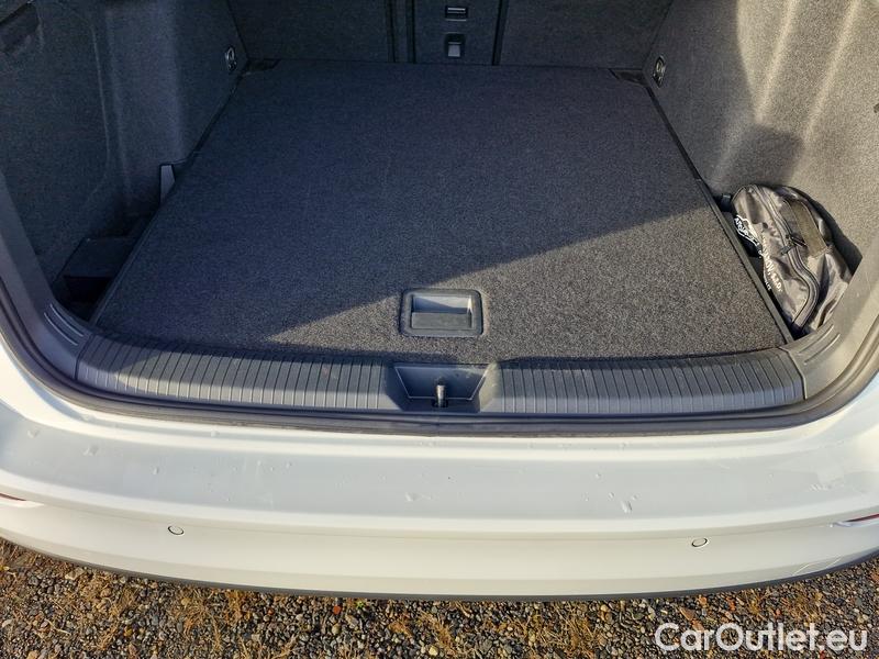  Volkswagen  Golf  VIII (CD1) (2019) Var.1.0TSI 81 Life 5d #8