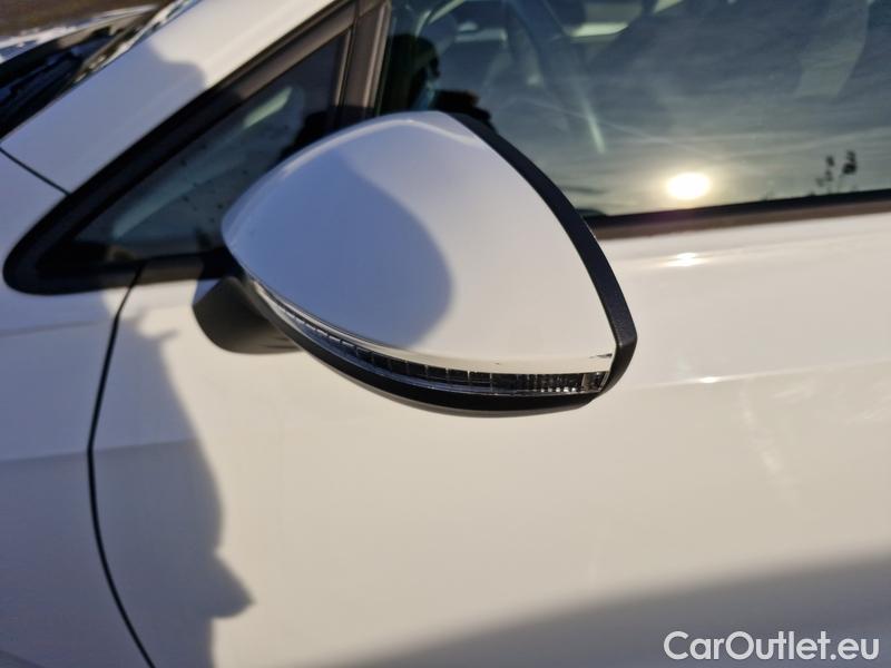  Volkswagen  Golf  VIII (CD1) (2019) Var.1.0TSI 81 Life 5d #3