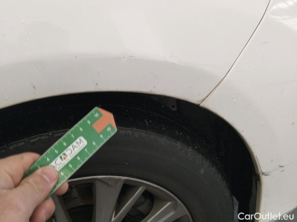  Toyota  Yaris TOYOTA  / 2017 / 5P / berlina con portón 1.5 100H Active #8