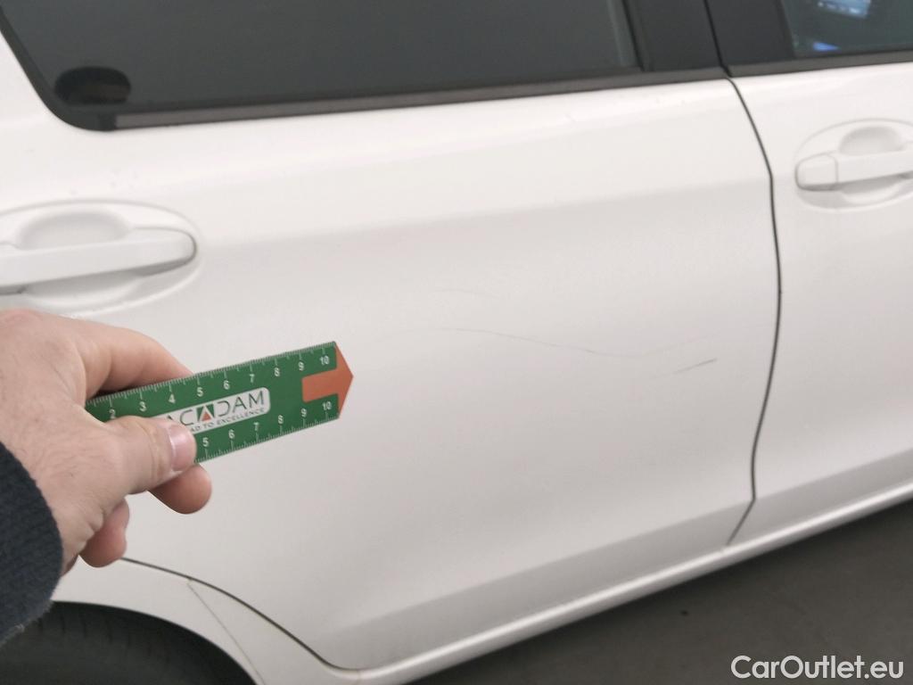  Toyota  Yaris TOYOTA  / 2017 / 5P / berlina con portón 1.5 100H Active #12