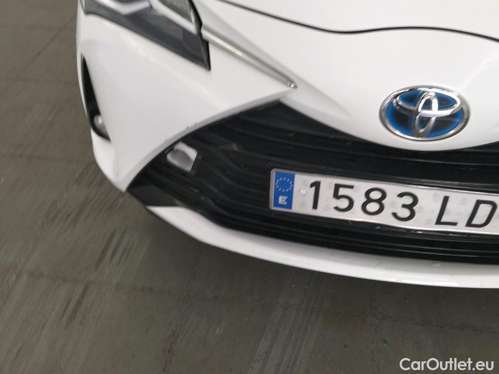  Toyota  Yaris TOYOTA  / 2017 / 5P / berlina con portón 1.5 100H Active #3