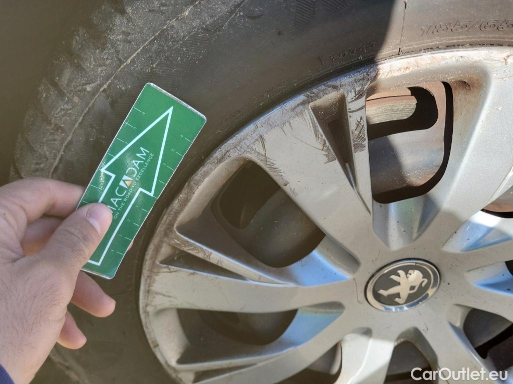  Peugeot  208 PEUGEOT  / 2019 / 5P / berlina con portón BlueHDi 73kW (100CV) Active #33