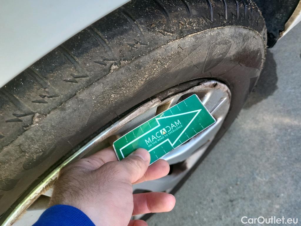  Peugeot  208 PEUGEOT  / 2019 / 5P / berlina con portón BlueHDi 73kW (100CV) Active #31