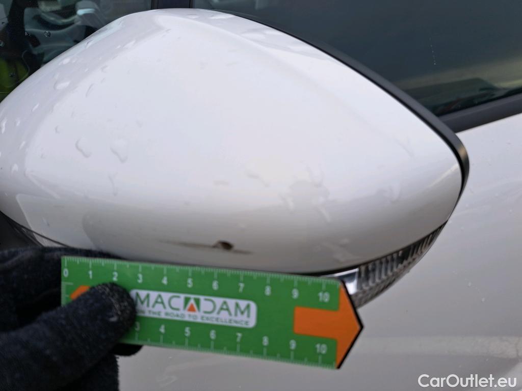  Peugeot  208 PEUGEOT  / 2015 / 5P / berlina con portón 5P Signature 1.2L PureTech 81KW (110CV) (AC) #21