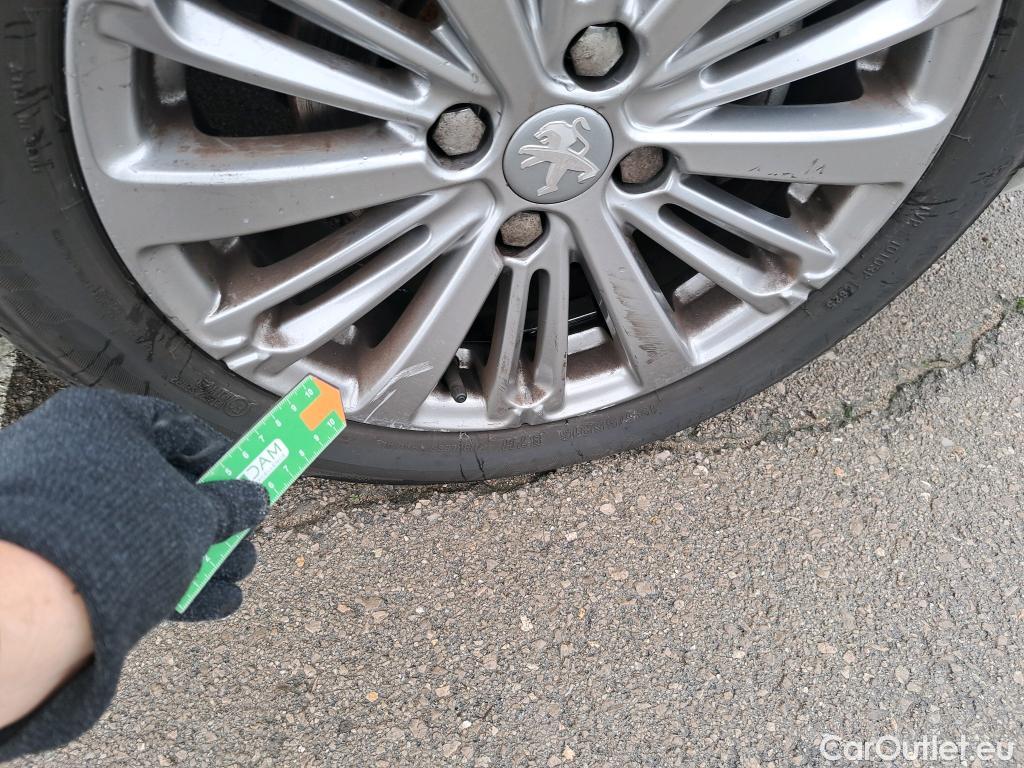  Peugeot  208 PEUGEOT  / 2015 / 5P / berlina con portón 5P Signature 1.2L PureTech 81KW (110CV) (AC) #15