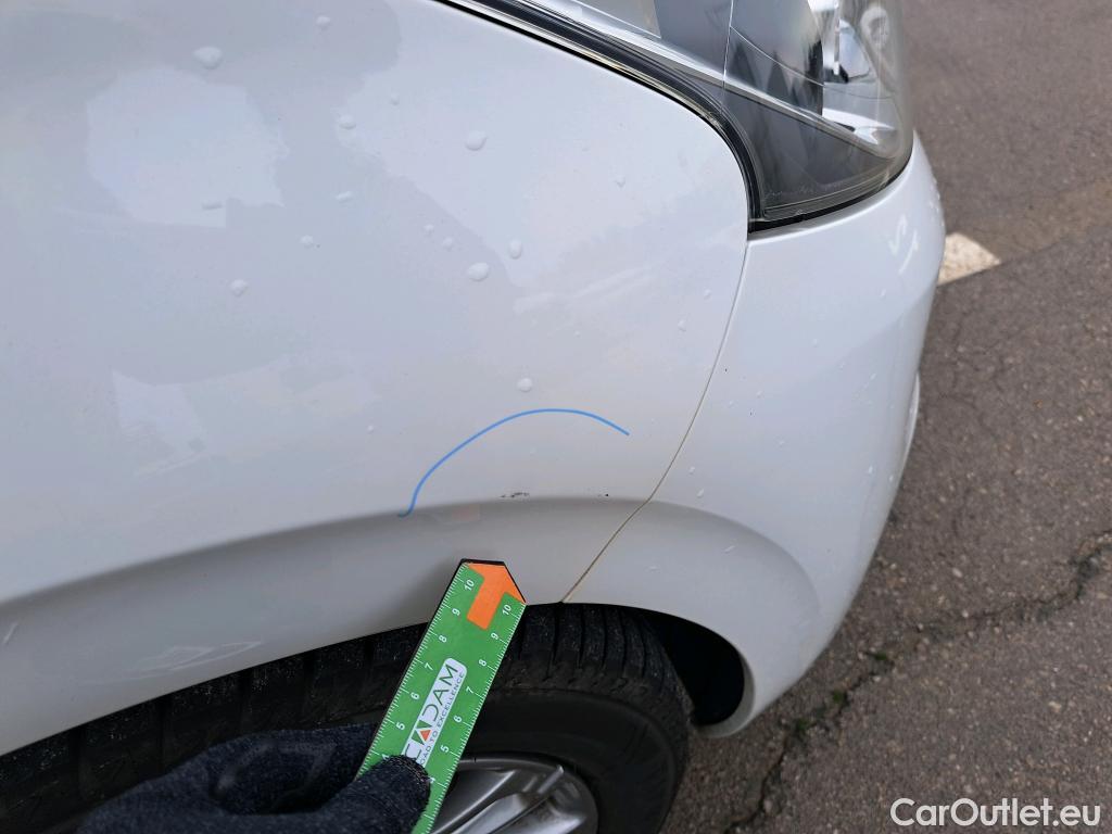  Peugeot  208 PEUGEOT  / 2015 / 5P / berlina con portón 5P Signature 1.2L PureTech 81KW (110CV) (AC) #17