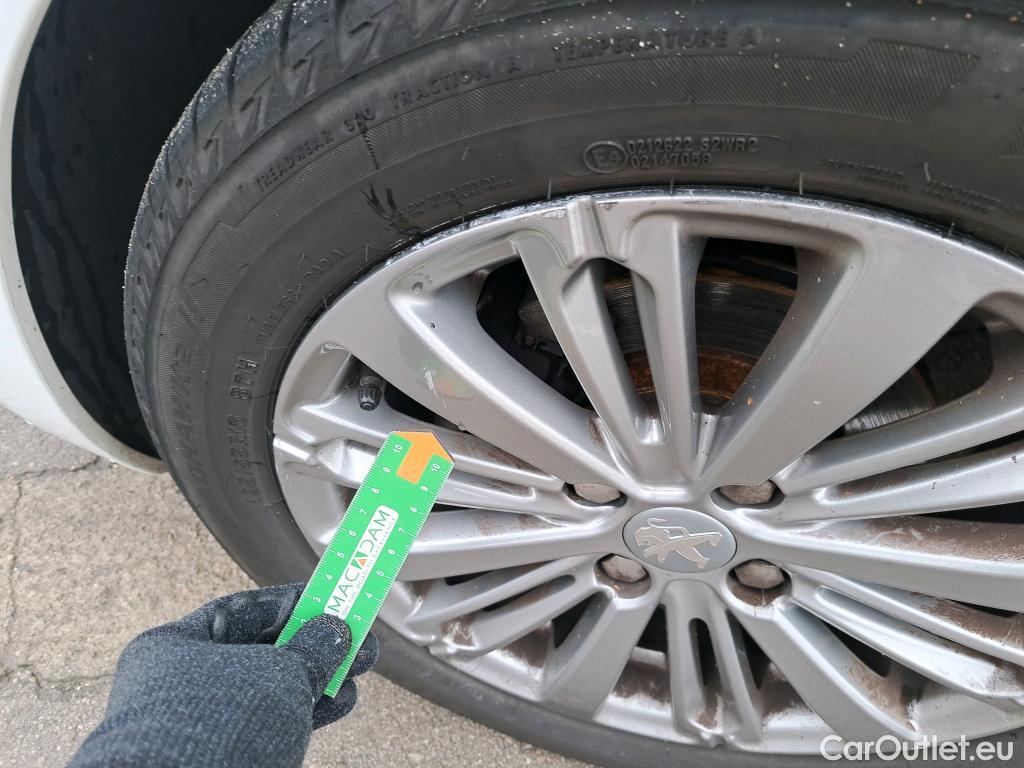  Peugeot  208 PEUGEOT  / 2015 / 5P / berlina con portón 5P Signature 1.2L PureTech 81KW (110CV) (AC) #31